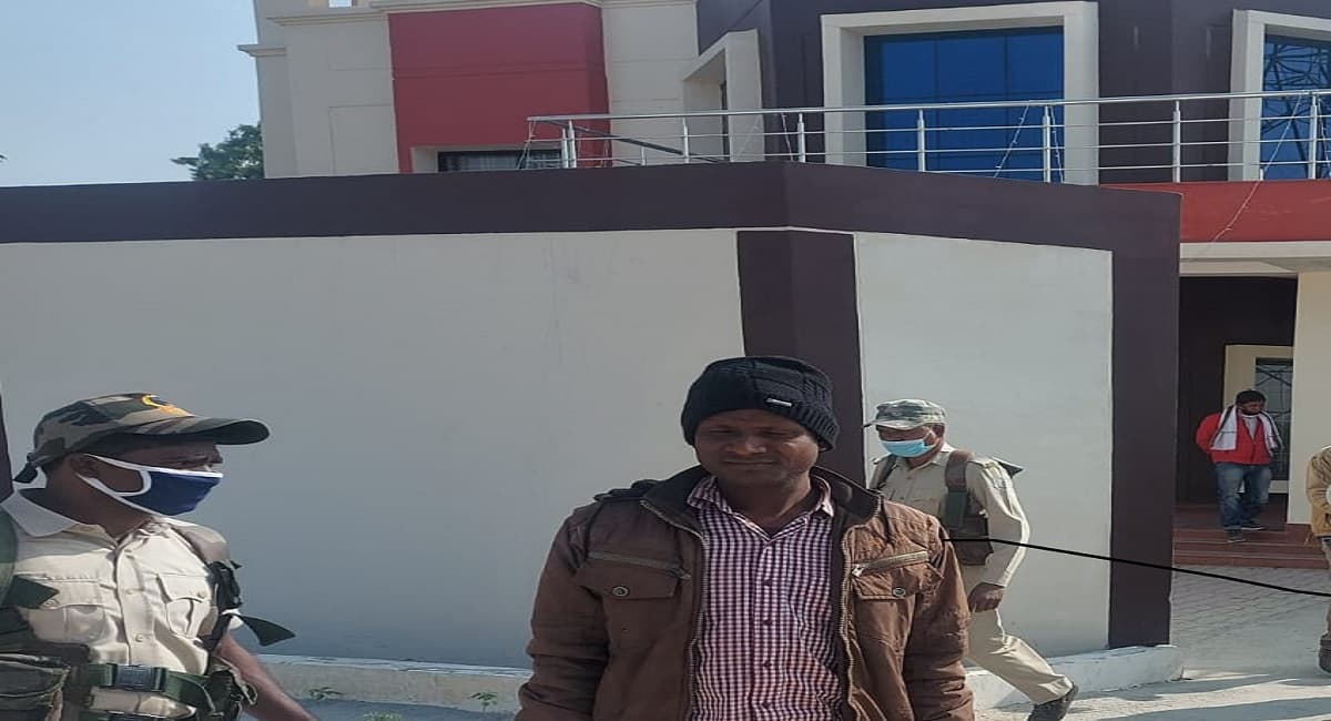 Jharkhand News : विस्फोटकों के साथ 3 सप्लायर गिरफ्तार, 5 लाख नकद जब्त, पुलिस को सूचना देने वाला ही निकला आरोपी Jharkhand News : विस्फोटकों के साथ 3 सप्लायर गिरफ्तार, 5 लाख नकद जब्त, पुलिस को सूचना देने वाला ही निकला आरोपी