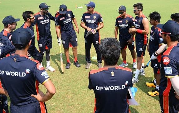 IPL 2021: इस प्लेइंग इलेवन के साथ उतर सकती है विराट कोहली की रॉयल चैलेंजर्स बेंगलोर IPL 2021: इस प्लेइंग इलेवन के साथ उतर सकती है विराट कोहली की रॉयल चैलेंजर्स बेंगलोर