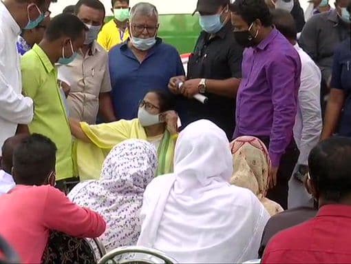 कूचबिहार हिंसा में मारे गये लोगों के परिजनों से मिलने के बाद बोलीं ममता बनर्जी, दोषी कितना भी बड़ा क्यों ना हो नहीं बचेगा