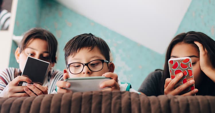 Eyesight During Lockdown: भारत में 27.5 करोड़ लोगों की आंखों की रोशनी हुई कमजोर, रिपोर्ट में दावा लॉकडाउन के दौरान 6 घंटे से अधिक स्क्रीन से चिपके रहे लोग