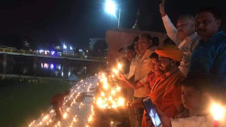 पलामू के चैनपुर में देव दीपावली पर गंगा आरती का हुआ आयोजन