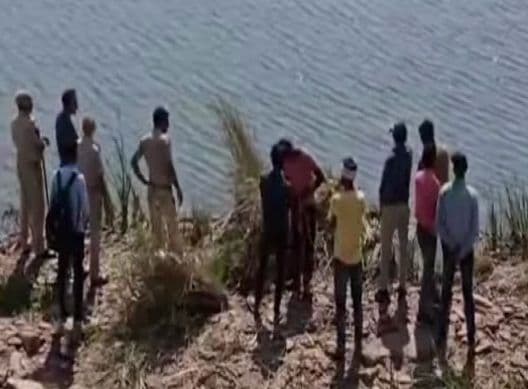 Agra News: दुर्गा प्रतिमा विसर्जन के दौरान बड़ा हादसा, पांच लोगों की डूबने से मौत, मरने वालों में दो सगे भाई Agra News: दुर्गा प्रतिमा विसर्जन के दौरान बड़ा हादसा, पांच लोगों की डूबने से मौत, मरने वालों में दो सगे भाई