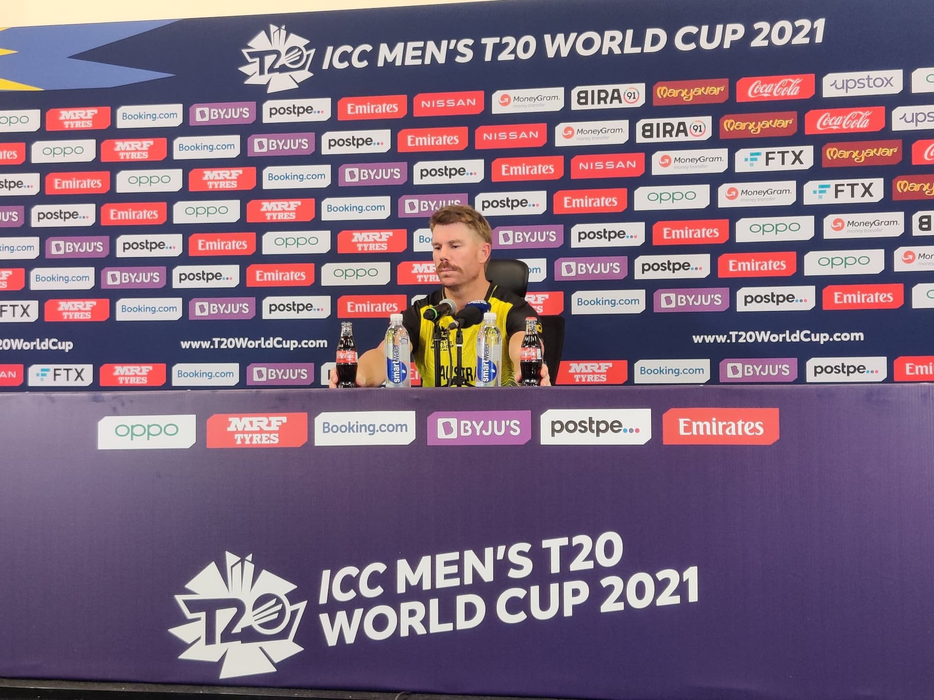 T20 WC: मैच के बाद डेविड वॉर्नर ने दोहराया रोनाल्डो का कारनामा पर उल्टा पड़ गया दांव, वीडियो वायरल T20 WC: मैच के बाद डेविड वॉर्नर ने दोहराया रोनाल्डो का कारनामा पर उल्टा पड़ गया दांव, वीडियो वायरल
