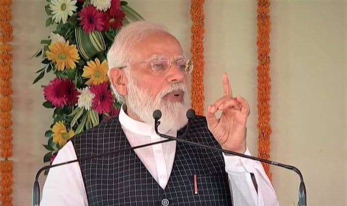 PM मोदी की काशी में घोषणा- स्वास्थ्य सुविधाओं को बढ़ाने का कर रहे काम, गरीबों का रखा ध्यान