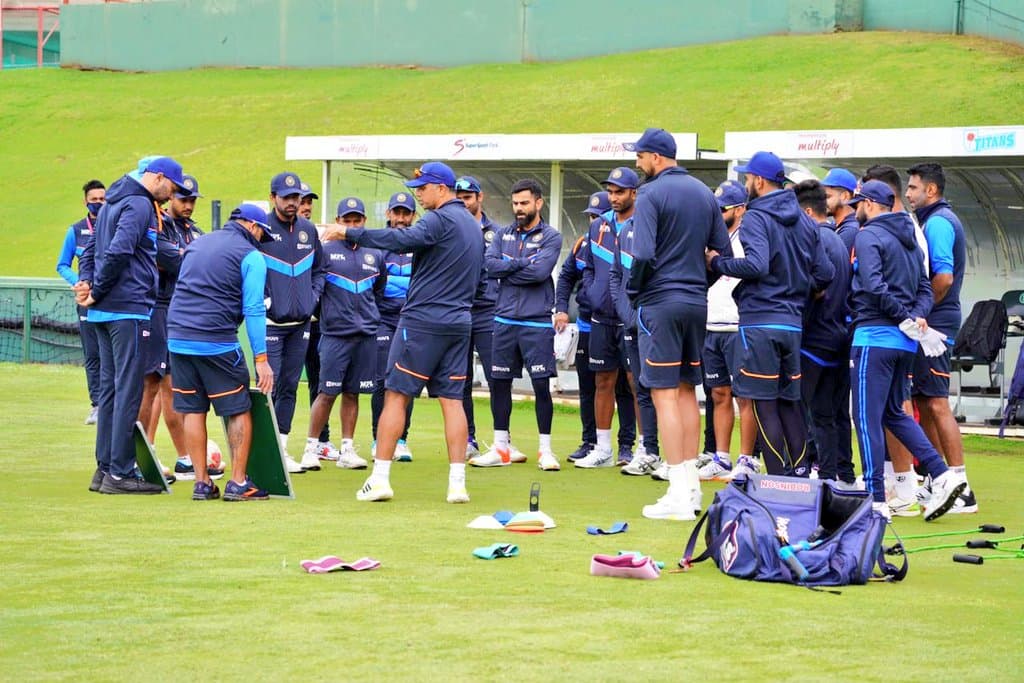 India vs South Africa: विराट कोहली और राहुल द्रविड़ का गंभीर मंथन, वीडियो में देखें प्रैक्टिस सेशन India vs South Africa: विराट कोहली और राहुल द्रविड़ का गंभीर मंथन, वीडियो में देखें प्रैक्टिस सेशन