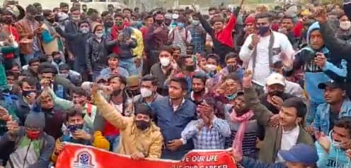 बिना पढ़ाई परीक्षा लेने पर उग्र हुए आर्यभट्ट विश्व विद्यालय के छात्र, शांत करने में छूटे पुलिस के पसीने