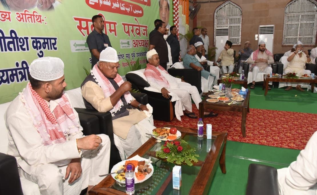 Video जदयू के इफ्तार में नीतीश कुमार और तेजस्वी यादव हुए शामिल, मांझी के बगल में बैठे तेज प्रताप