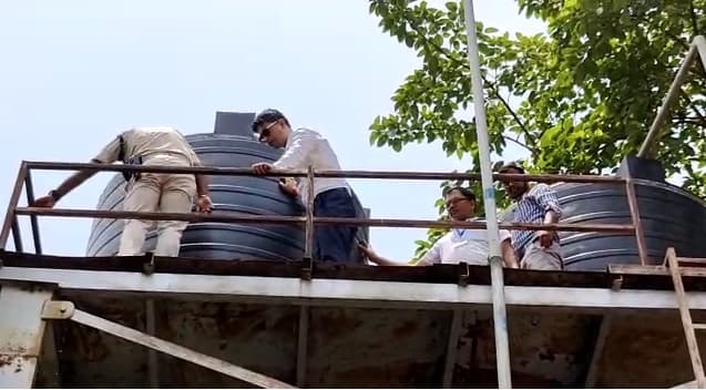 Video: पानी टंकी पर चढ़ गये रोहतास के डीएम, मिली थी काम में गड़बड़ी की शिकायत, वीडियो हुआ वायरल