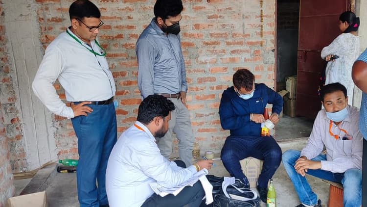 Jharkhand News : झारखंड में नकली सॉस बनाने वाली फैक्ट्री का भंडाफोड़, 80 हजार रुपये लगाया जुर्माना