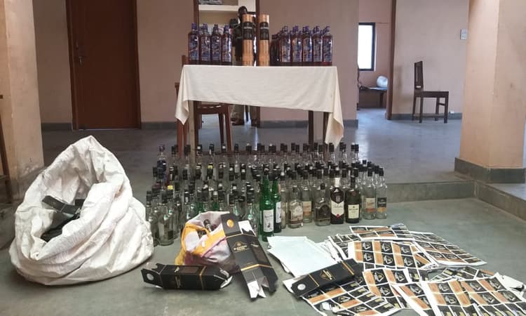 विदेशी शराब के साथ एक धंधेबाज गिरफ्तार, गिरफ्तार आरोपी कोडरमा जिला के तिलैया का है रहनेवाला