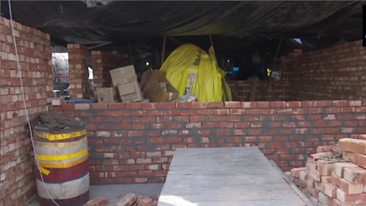 Kisan Andolan Update : सिंघू बॉर्डर पर स्थायी कब्जे की तैयारी में किसान ? बना रहे पक्के मकान, आखिर क्या है प्लान