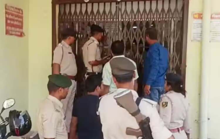 सारण के सोनपुर में लुटेरों ने बैंक में घुसकर पुलिस वाले को मारी गोली, एक की मौत, 12 लाख लुटे