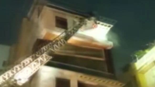 Maharashtra News: मुंबई के खार इलाके में नूतन विला बिल्डिंग में लगी भीषण आग, तीन लोगों को बचाया गया