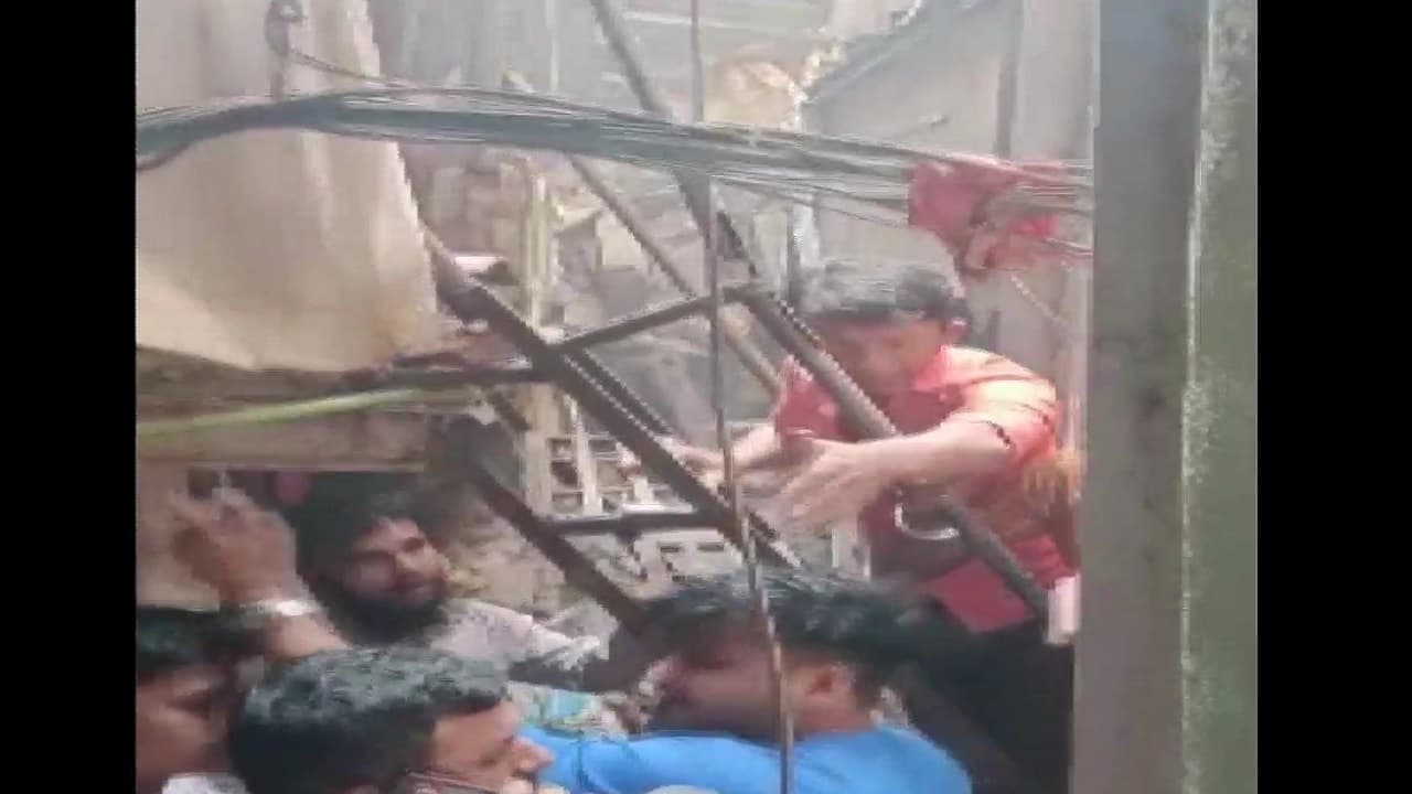 मुंबई: बांद्रा के बेहराम नगर इलाके में 5 मंजिला इमारत ढहा, पांच लोगों के फंसे होने की आशंका मुंबई: बांद्रा के बेहराम नगर इलाके में 5 मंजिला इमारत ढहा, पांच लोगों के फंसे होने की आशंका
