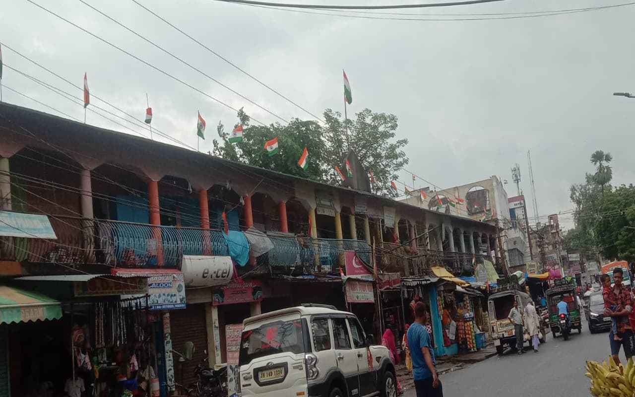 पलामू में राष्ट्रीय ध्वज का हो रहा अपमान, घरों में लगे तिरंगे सड़कों पर गिर रहे, जानें क्या है प्रावधान