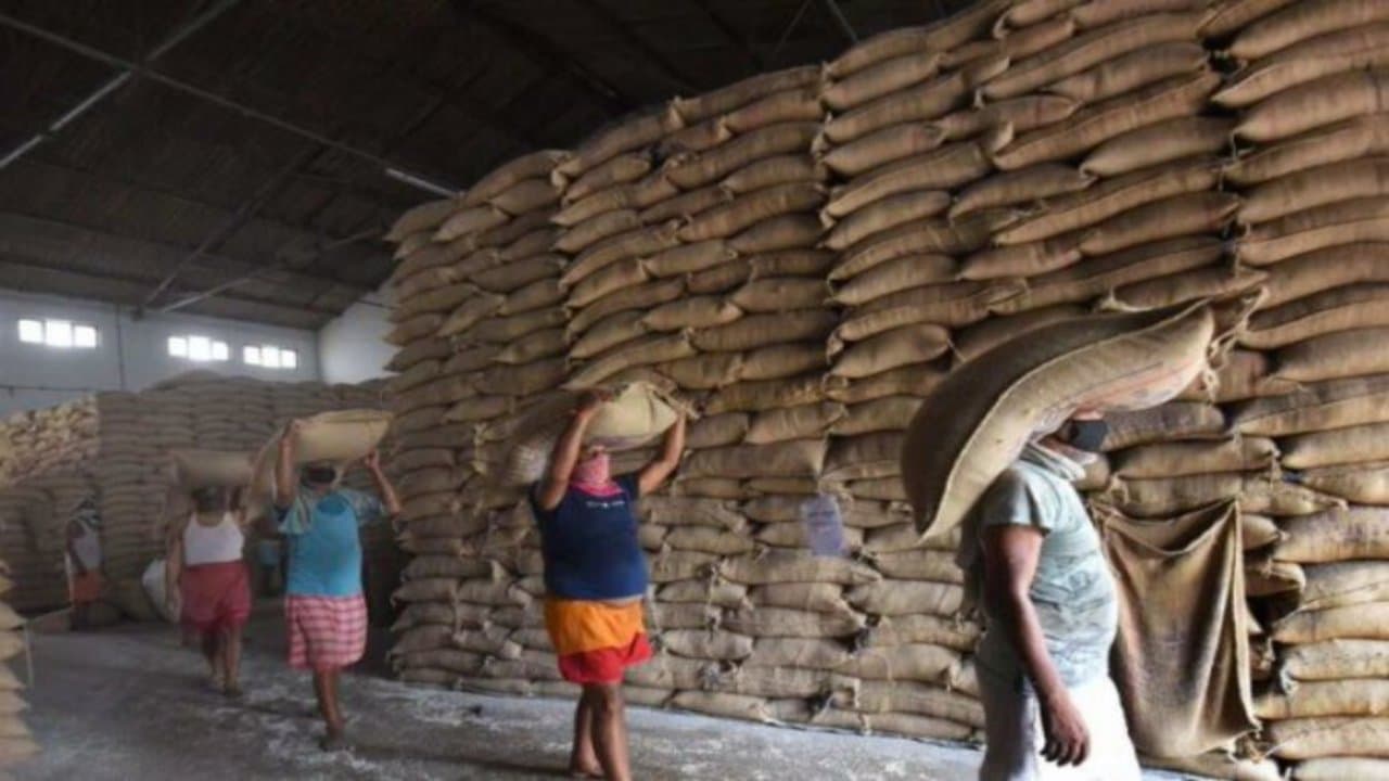 आटा सस्ता होगा? FCI ने तीसरे दौर की ई-नीलामी में 5.08 लाख टन गेहूं बेचा, 1 मार्च को फिर होगी बिक्री आटा सस्ता होगा? FCI ने तीसरे दौर की ई-नीलामी में 5.08 लाख टन गेहूं बेचा, 1 मार्च को फिर होगी बिक्री