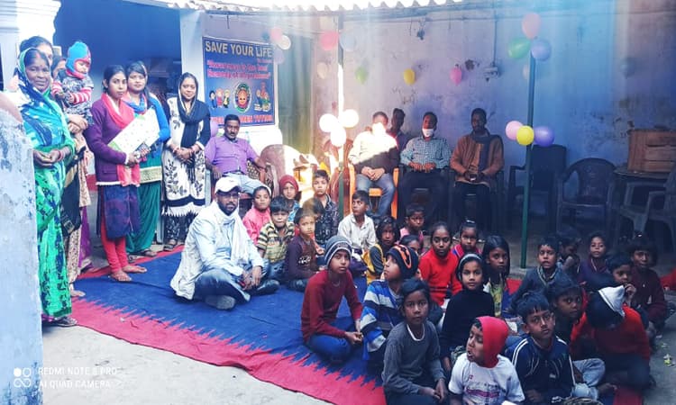 गुमला के स्लम बस्ती में गरीब बच्चों के लिए फ्री ट्यूशन शुरू, हर महीने बच्चों के हेल्थ की भी होगी जांच
