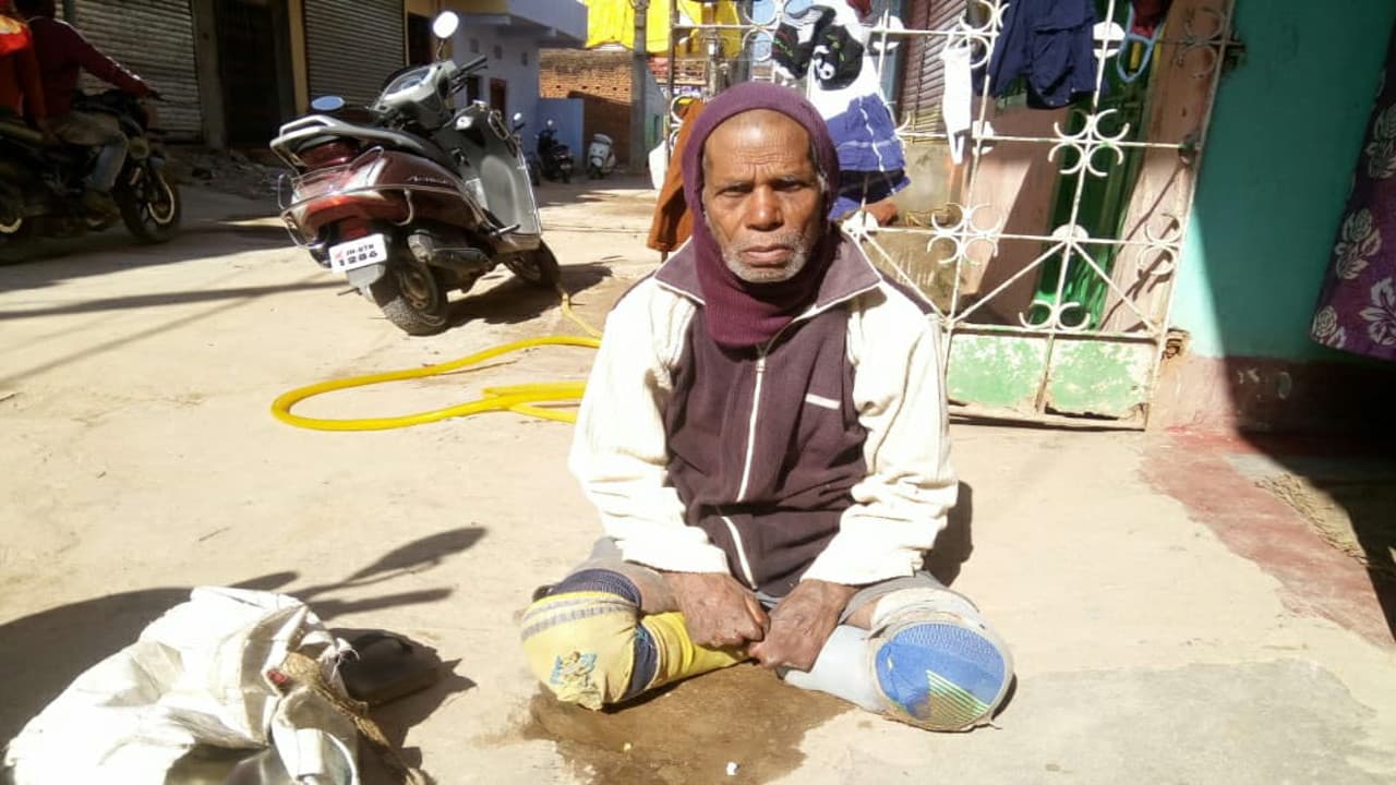 हाथी-पैर नि:शक्त, भीख मांग कर जिंदा है 70 वर्षीय गजेंद्र, पेंशन का भी नहीं मिल रहा है लाभ