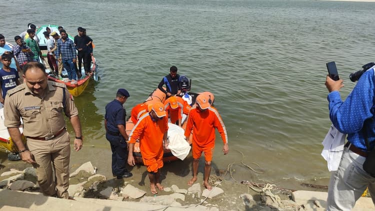 Varanasi News: गंगा नदी में नाव पलटने से 4 लोगों की डूबकर मौत, काफी मशक्कत के बाद 2 बचाए गए