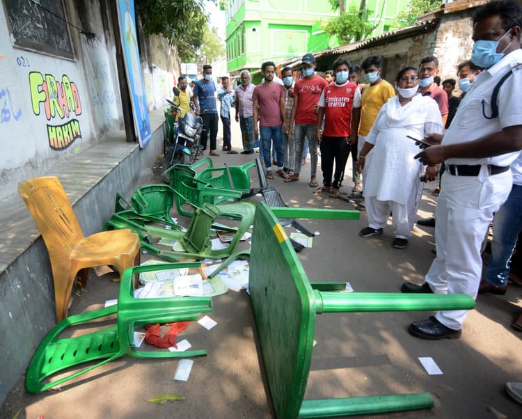 कोलकाता में कांग्रेस ने तृणमूल कार्यकर्ताओं को पीटा, मुर्शिदाबाद में अपने ही नेता पर टूटे टीएमसी कार्यकर्ता
