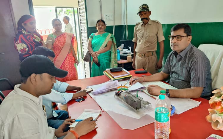 गढ़वा में अचानक पहुंची जांच टीम, टीचर्स मिले गायब, हुई बड़ी कार्रवाई