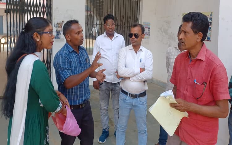 झारखंड : गुमला के घाघरा में जन्म प्रमाण पत्र बनाने को लेकर उपमुखिया व पंचायत सचिव के बीच जमकर हुई बहस