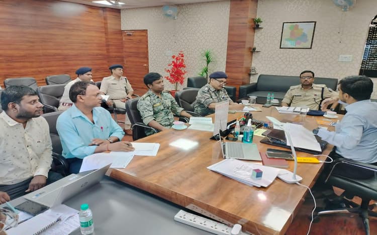 डुमरी उपचुनाव : संवेदनशील व अतिसंवेदनशील बूथों पर होगी कड़ी सुरक्षा व्यवस्था, गिरिडीह डीसी-एसपी ने की बैठक