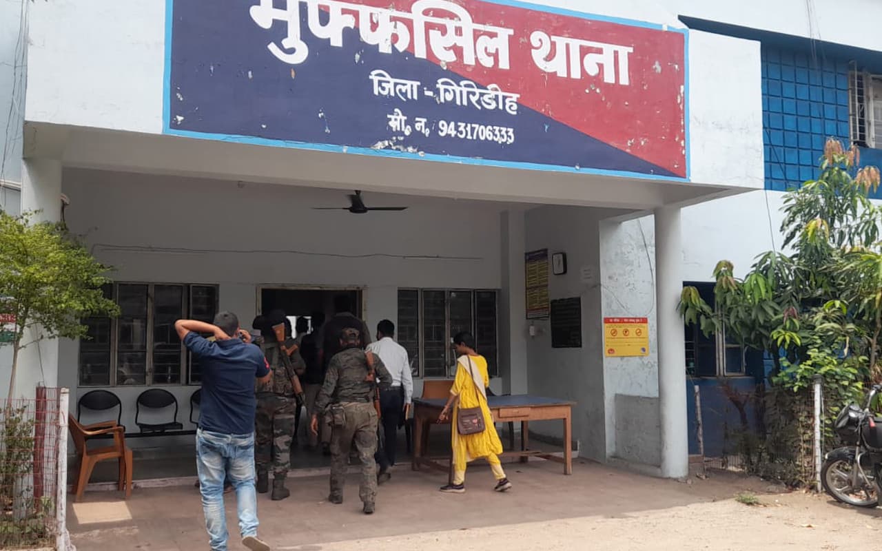 झारखंड : गिरिडीह में एक नाबालिग की बची जिंदगी, अधेड़ के साथ होनी थी शादी, दूल्हा समेत 6 लोग गिरफ्तार झारखंड : गिरिडीह में एक नाबालिग की बची जिंदगी, अधेड़ के साथ होनी थी शादी, दूल्हा समेत 6 लोग गिरफ्तार