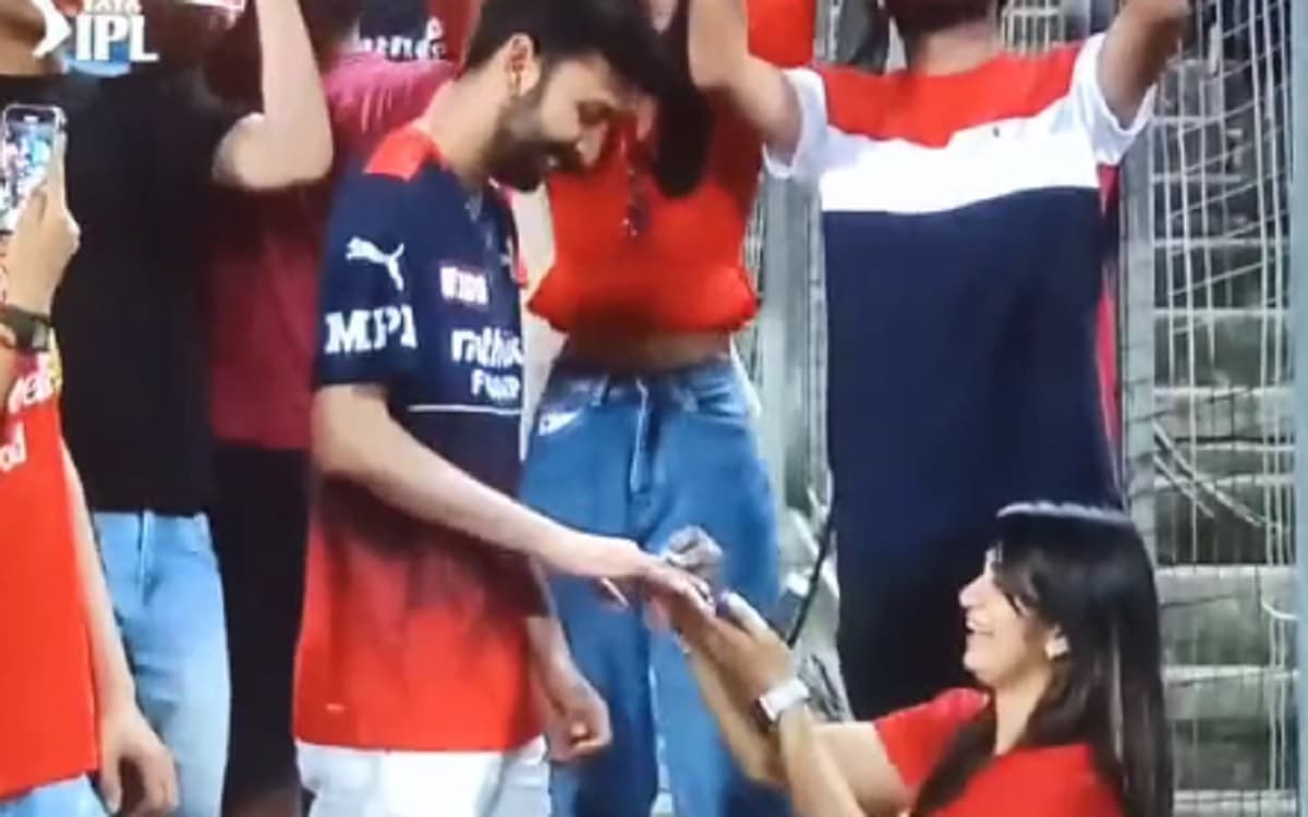 IPL 2022: चेन्नई-आरसीबी लाइव मैच के दौरान लड़की ने किया प्रेमी को प्रपोज, वीडियो वायरल IPL 2022: चेन्नई-आरसीबी लाइव मैच के दौरान लड़की ने किया प्रेमी को प्रपोज, वीडियो वायरल