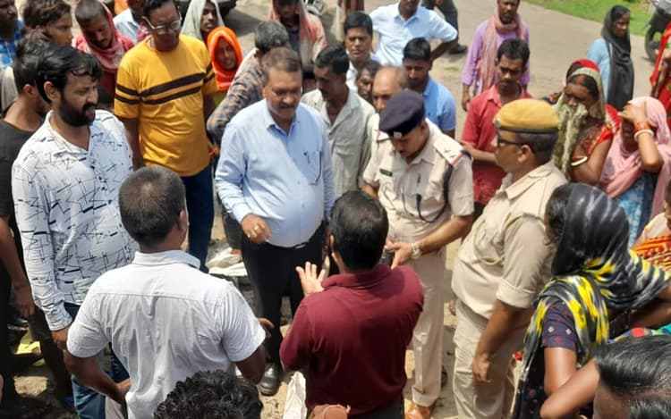 धनबाद : खुले मुहाने को बालू की बोरी से भरने गयी धनसार माइंस रेस्क्यू टीम का गोधर के लोगों ने किया विरोध