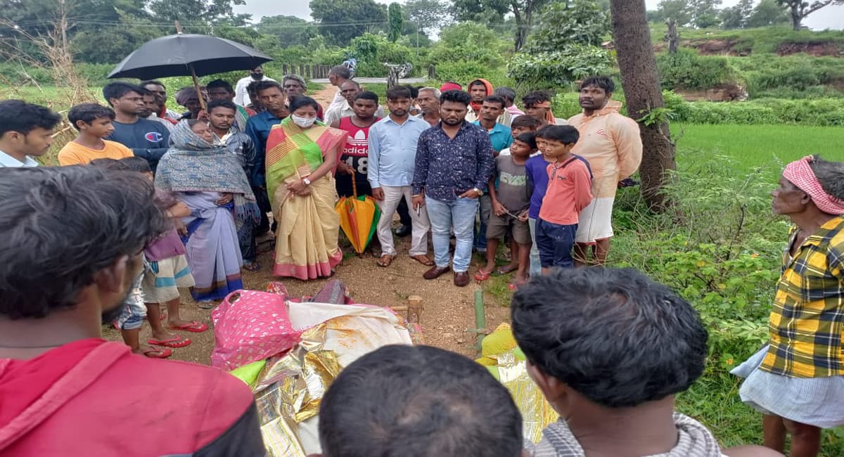 पत्नी के शव को ला रहे पति की सड़क दुर्घटना में मौत, रामगढ़ के रोला से दंपती की निकली अर्थी, बच्चे हुए बेसहारा