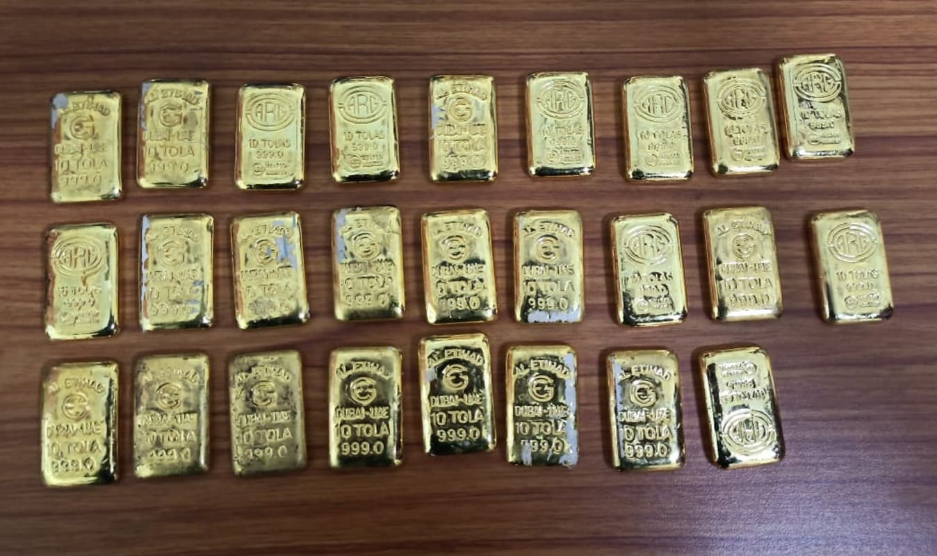 मुजफ्फरपुर में दो करोड़ के सोने के साथ दो तस्कर गिरफ्तार, म्यांमार से तस्करी कर ला रहे थे सोना