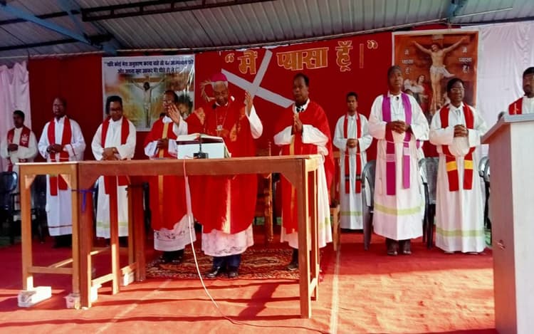 गुड फ्राइडे : यीशु मसीह को क्रूस पर चढ़ाने की घटना को जीवंत देख मसीही विश्वासियों की आंखें हुई नम