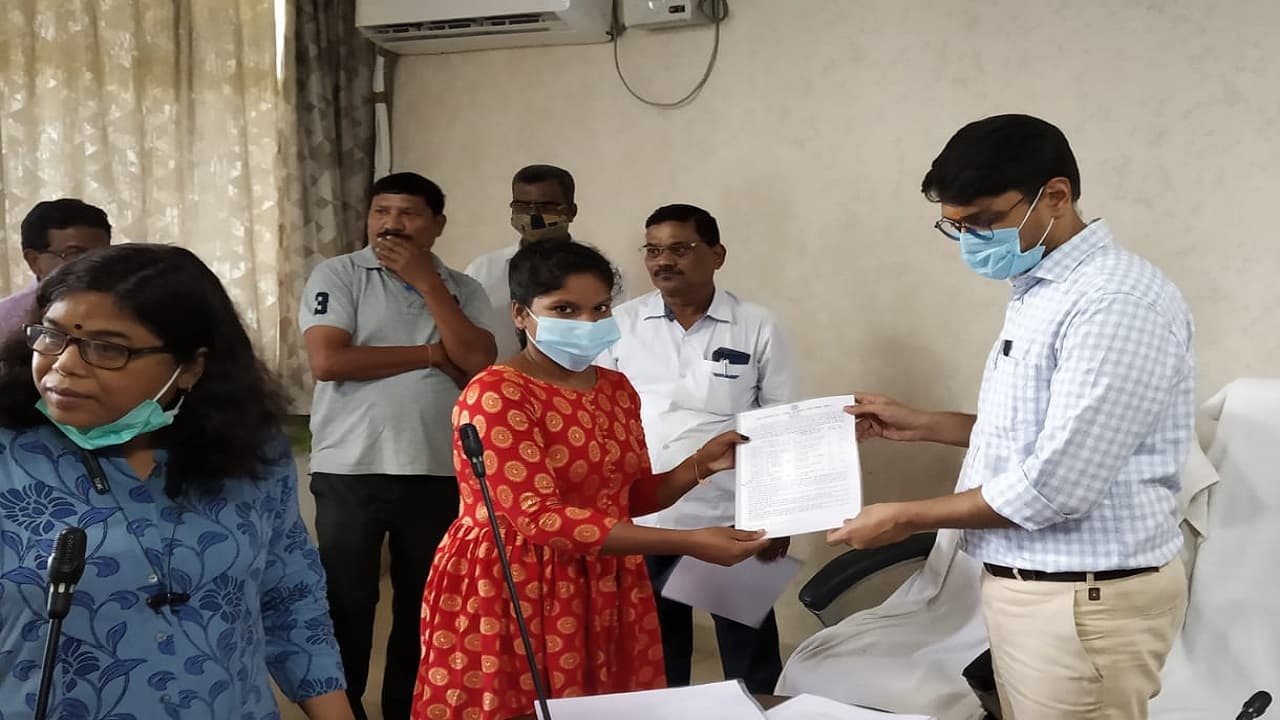 Jharkhand News: झारखंड में नौकरी पाकर सरकारी कर्मियों के आश्रितों के चेहरे पर ऐसे बिखर रही मुस्कान Jharkhand News: झारखंड में नौकरी पाकर सरकारी कर्मियों के आश्रितों के चेहरे पर ऐसे बिखर रही मुस्कान