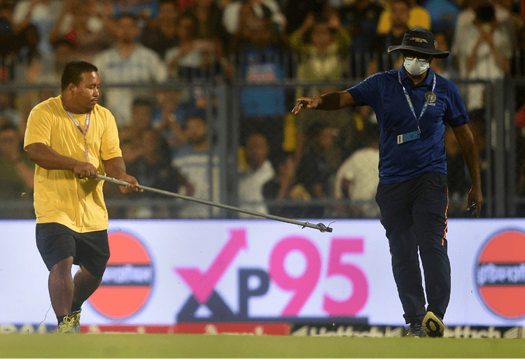 IND vs SA: गुवाहाटी के स्टेडियम में फिर दिखा कुप्रबंधन, मैदान पर निकला सांप तो फ्लड लाइट में आयी खराबी