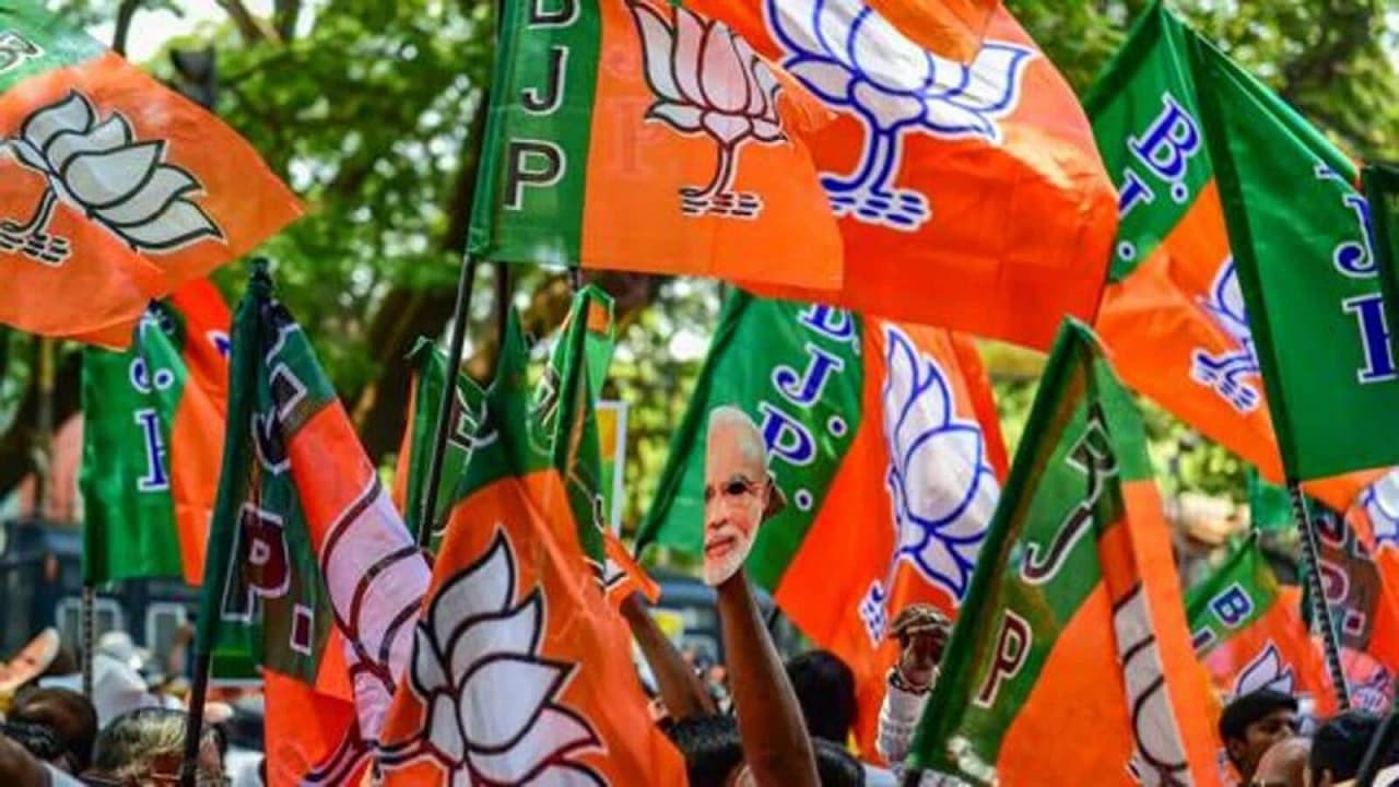Gujarat Election 2022:गुजरात चुनाव से पहले BJP को झटका, पूर्व MP प्रभातसिंह चौहान ने थामा कांग्रेस का हाथ Gujarat Election 2022:गुजरात चुनाव से पहले BJP को झटका, पूर्व MP प्रभातसिंह चौहान ने थामा कांग्रेस का हाथ