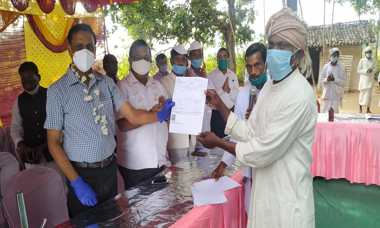 घाघरा के 64 टाना भगतों को लगान देने से मिली मुक्ति, डीसी ने सौंपी रसीद