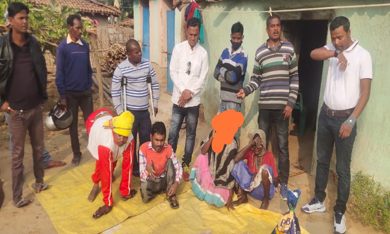 नेत्रहीन दुष्कर्म पीड़िता को न्याय दिलाने के लिए दिव्यांग संघ आगे आया,पीड़ित परिवार और पुलिस से की मुलाकात नेत्रहीन दुष्कर्म पीड़िता को न्याय दिलाने के लिए दिव्यांग संघ आगे आया,पीड़ित परिवार और पुलिस से की मुलाकात