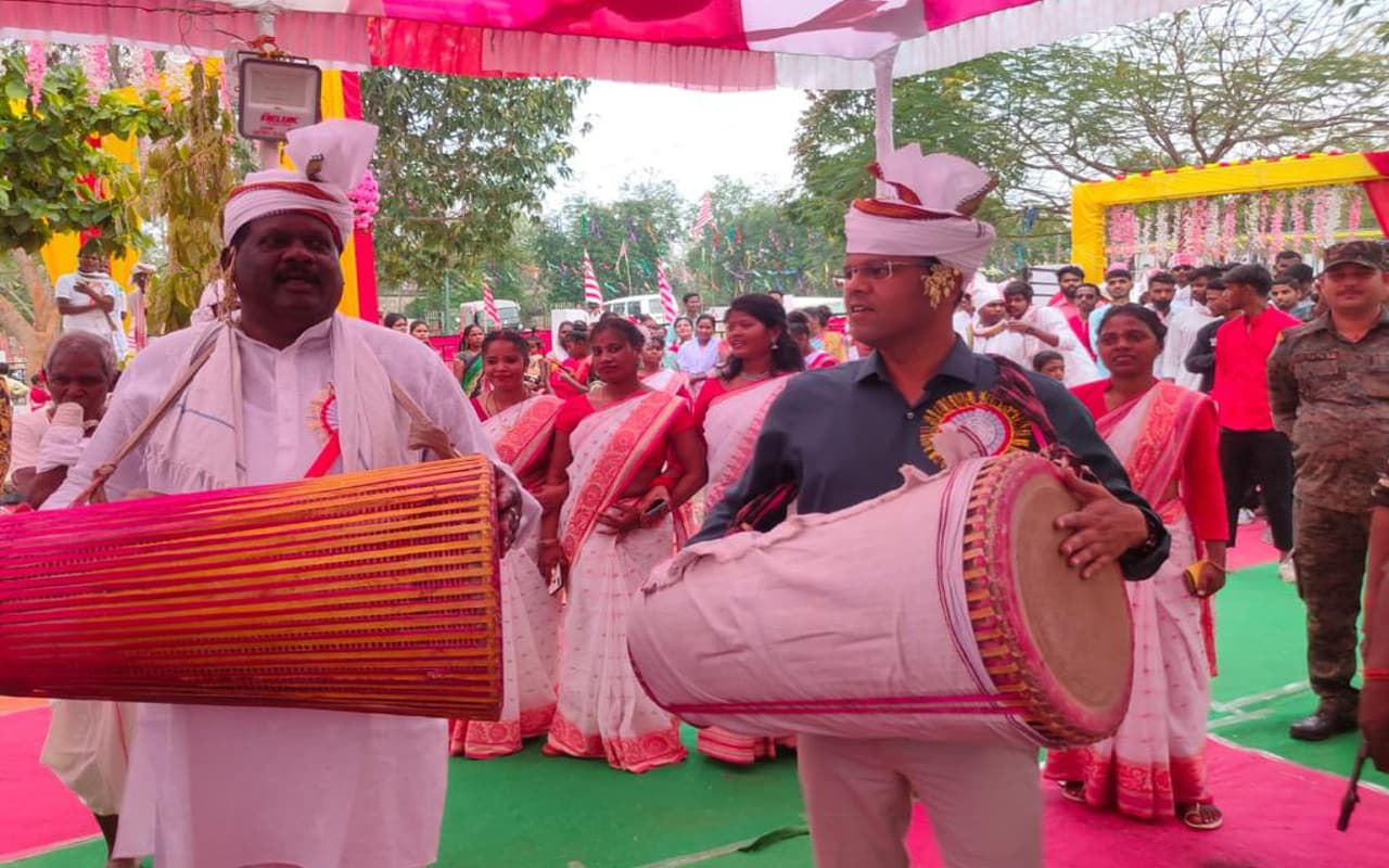 Sarhul 2023: मांदर की थाप पर थिरके गुमला एसपी, शोभायात्रा में हुए शामिल Sarhul 2023: मांदर की थाप पर थिरके गुमला एसपी, शोभायात्रा में हुए शामिल