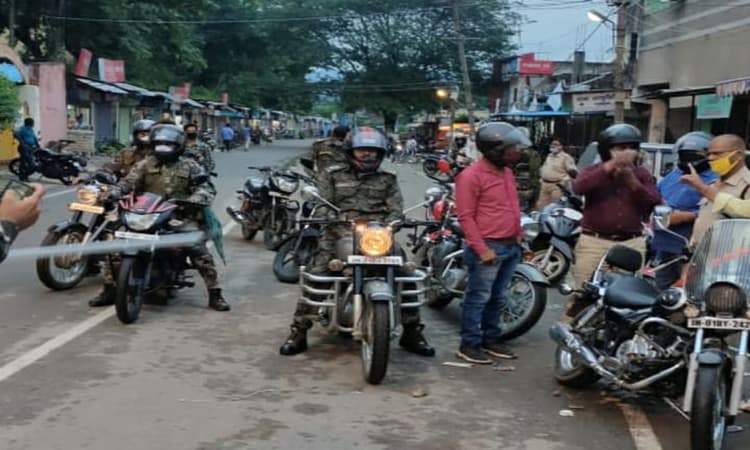 गुमला शहर को अपराध मुक्त बनाने एसपी निकले सड़क पर, कई जगह की छापेमारी