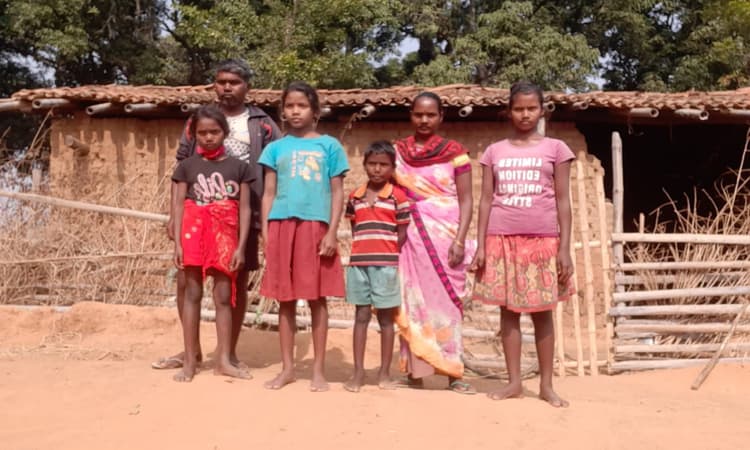 गरीबी के कारण कामडारा की 2 बेटियों की छूटी पढ़ाई, घर चलाने के लिए शराब बेचने को है मजबूर