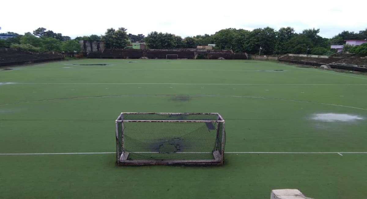 गुमला में करोड़ों खर्च कर हॉलैंड से आया एस्ट्रोटर्फ हुआ बेकार, हॉकी खेलने लायक नहीं बचा ग्राउंड