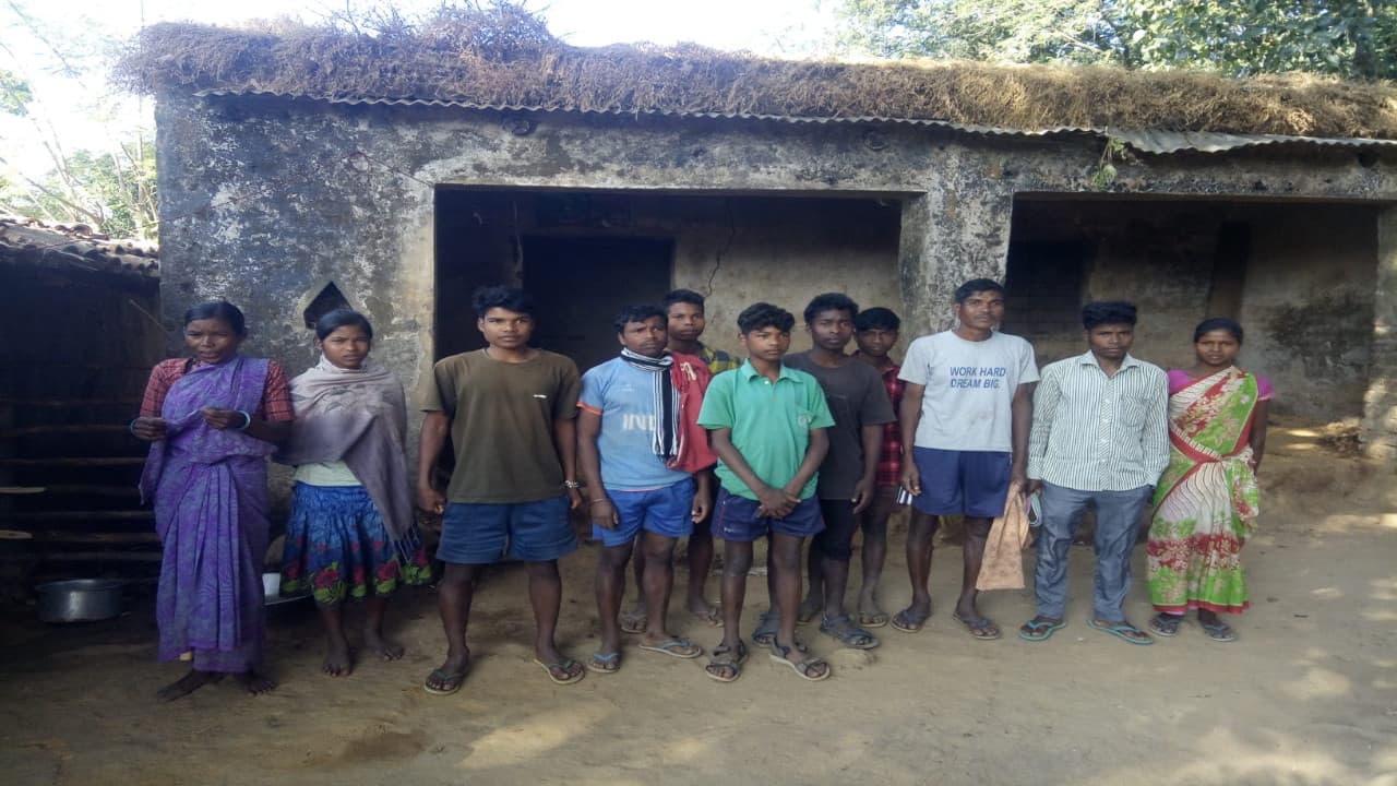 Happy Holi 2021 : गुमला के ग्रामीण क्षेत्रों में होली से एक दिन पहले आदिम जनजाति करते हैं शिकार, असुर महिलाएं भी देती है साथ