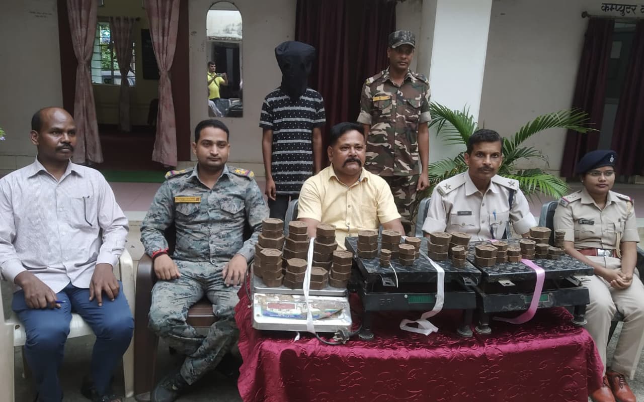 झारखंड : टमाटर और अदरक की भी होने लगी चोरी, गुमला में नाबालिग सहित दो युवक गिरफ्तार झारखंड : टमाटर और अदरक की भी होने लगी चोरी, गुमला में नाबालिग सहित दो युवक गिरफ्तार