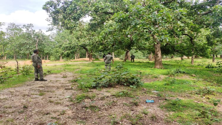 गुमला के बिशुनपुर में नक्सलियों के बिछाये बम की चपेट में आया बुधेश्वर, हुई मौत, पुलिस सर्च ऑपरेशन में जुटी