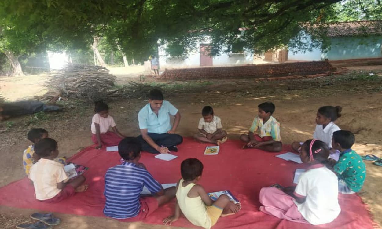 Teachers Day 2020 : लॉकडाउन में 3 शिक्षकों ने गांव- गांव घूम कर बच्चों को पढ़ाया, पेड़ के नीचे लगायी पाठशाला