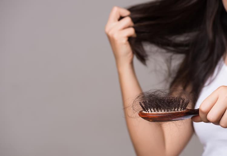 कौन से विटामिन की कमी से बाल पतले होने और झड़ने की होती है प्रॉब्लम, जानें यहां