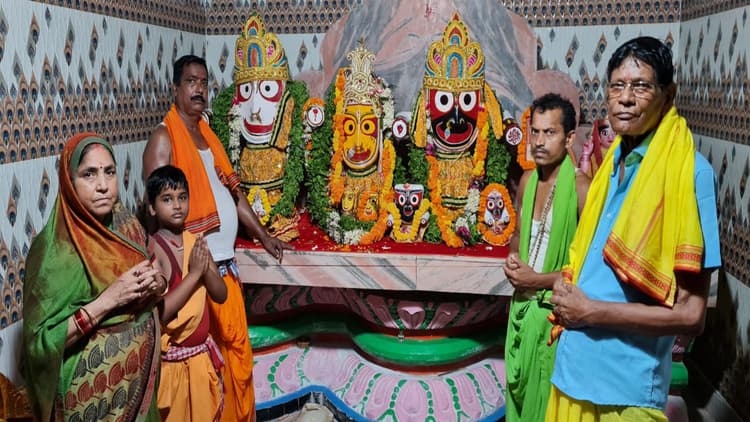 खरसावां के हरिभंजा में श्रीमंदिर पहुंचने पर महाप्रभु जगन्नाथ को लगे छप्पन भोग, श्रद्धालुओं ने की पूजा-अर्चना