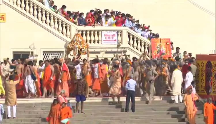 हरकी पैड़ी में आज तीसरा शाही स्नान करेंगे अखाड़ों के महंत, कोरोना नियमों को ताख पर रख उमड़ा श्रद्धालुओं का हुजूम