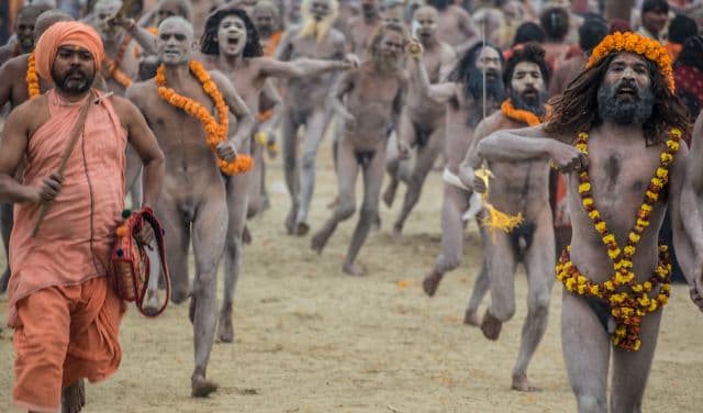 Kumbh Mela 2021: रहस्यों से भरी है नागा साधुओं की जिंदगी, जानें आम आदमी कैसे बनता है नागा सन्यासी, क्यों कुंभ मेले में ही दिखते हैं ये, जानें सबकुछ